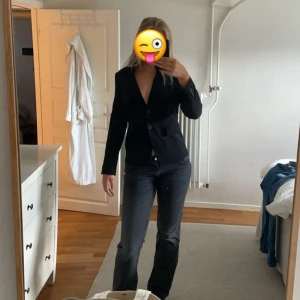 Kavaj - Svart kavaj med 2 knappar och fickor ❤️