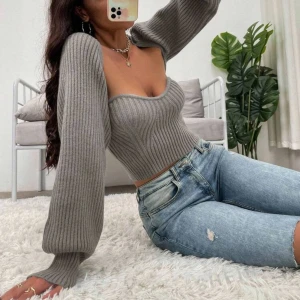 Grå ribbad stickad topp - Säljer en superfin grå nästan lite grönaktig ribbad stickad topp med långa ärmar. Tube toppen och ”tröjan” är två olika delar. Perfekt nu till hösten. Köpt från shein för 250kr men säljer nu för 100kr. Oanvänd!