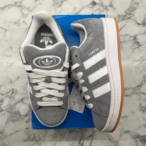 Adidas Campus 00s ”Grey Gum” junior  - Helt nya och oanvända Adidas Campus 00s ”Grey Gum” i Juniormodellen. Storlek: 38 2/3 Pris: 1099. Skicka ett meddelande vid intresse. Köp tryggt och snabbt hos oss. Många nöjda kunder😊