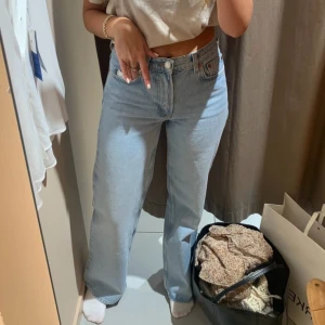 Samsoe Samsoe jeans  - Samsoe jeans i en ljusblå tvätt. Storlek 26/32. Nypris 2000 kr. I bra skick. Pris 900 kr + frakt