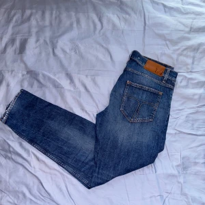 Tiger of Sweden jeans - Tja, jag säljer mina tiger of Sweden jeans som är perfekta nu till hösten. Dom är i topsick och har knappt blivit använd. Det fins ett ”hål” på byxorna men det tillhör designen. Skriv till mig vid frågor! 💬 