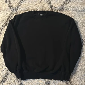 Sweet sktbs tröja - En väldigt fin sweet sktbs tröja i bra skick. Den är tjock och håller varmen. Storleken är XS men passar på mig någon som brukar ha på sig M-L.