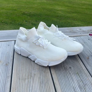 Vita sneakers  - Vita sneakers från SHEIN, helt oanvända💕