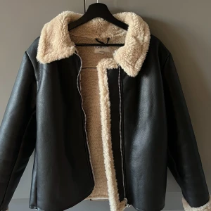 Jacka NA-KD - Skinnjacka med teddymaterial Storlek 36 Köpt för 1 199kr och använd fåtal gånger 