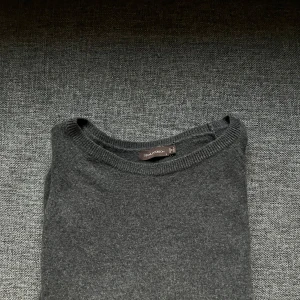 Oscar Jacobsson tröja  - Tröjan är i Kashmir och i storlek S, jag skulle säga att storleken snarare är M. Därav så säljer jag vidare den. Köpt för 1000 kr.