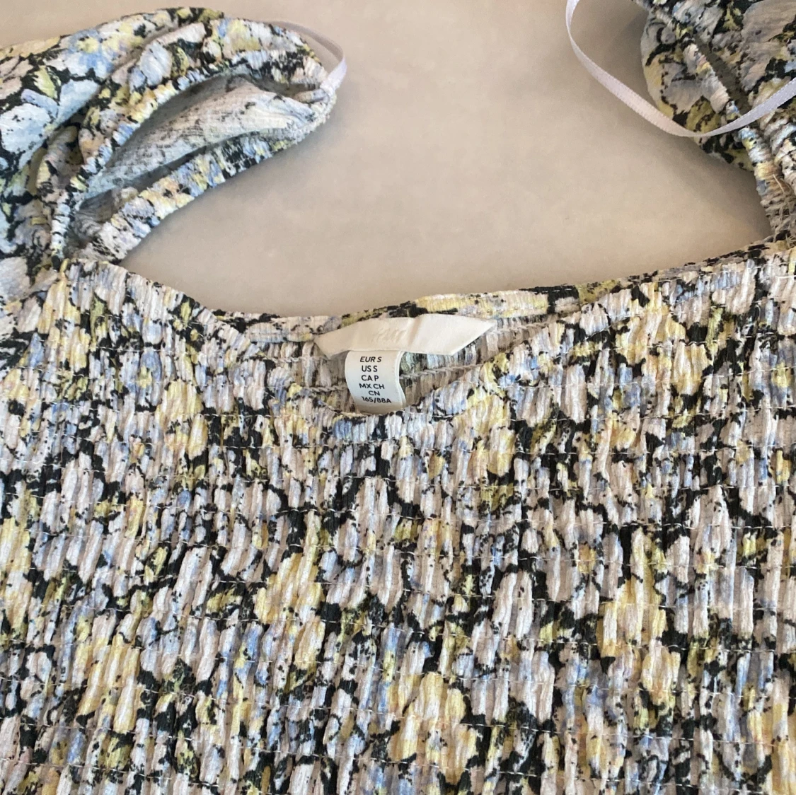 Blommig sommar klänning ifrån H&M💙💛💚pris kan diskuteras  - 90