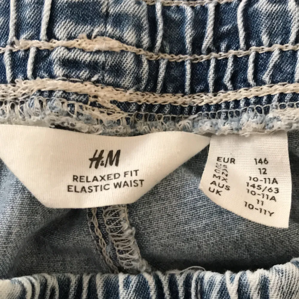 Nytt skick använd 2 gånger exakt från H&M st.146 vi kan diskutera priset. Shorts.