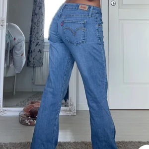 Levi’s jeans - Säljer dessa Levi’s jeansen! Jag är 1,66 och brukar ha 34 eller 36 i jeans🩷✨midjemåttet rakt över är 37 cm och innerbenslängden 79 cm🩷hör av dig vid frågor