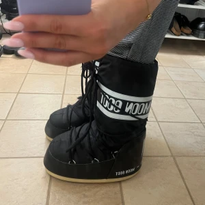 Moon boots - Ett par svin coola äkta moon boots, perfekta nu när vintern är runt hörnet! Super sköna och varma! Använda ett par gånger men inga större tecken på användning! Nypris 1500kr💕💕❤️