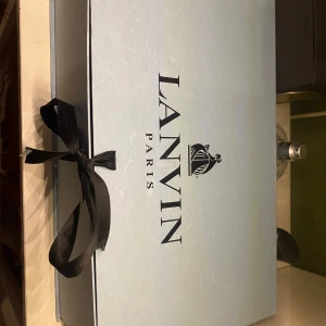 Unika lanvins - Säljer nu mina unika lanvins i storlek 42 nypris 4000!. Dom är 7/10 mockan är jätte fin och sulan är helt okej. Byten är väldigt intressant  med några  skor  i storlek 44/45!