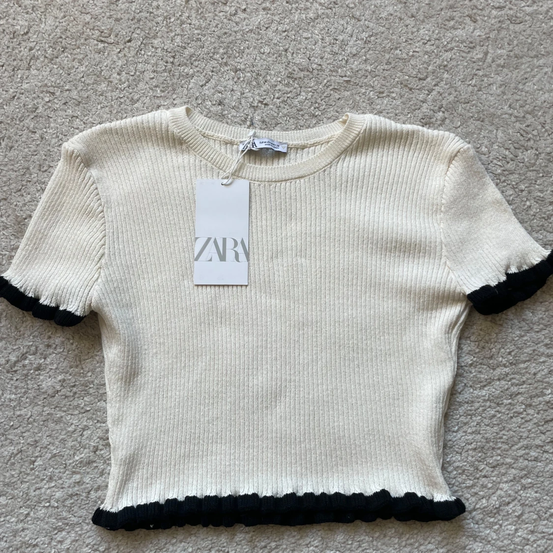 Oanvänd stickad tshirt