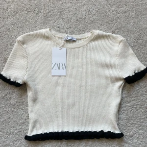 Oanvänd stickad tshirt - Helt ny stickad tshirt, superfin! 