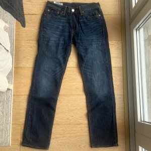Levis jeans - Hej! Säljer dessa Levis jeans i strl 28,30. Jättefint skick. Hör av er för fler frågor!