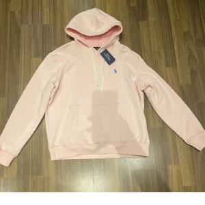Ralph lauren hoodie - Säljer en helt ny ralph lauren hoodie storlek L passar M