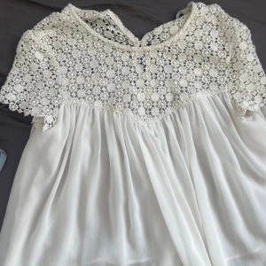 Gullig blus! - Supersöt blus med mönster där uppe från zara! 