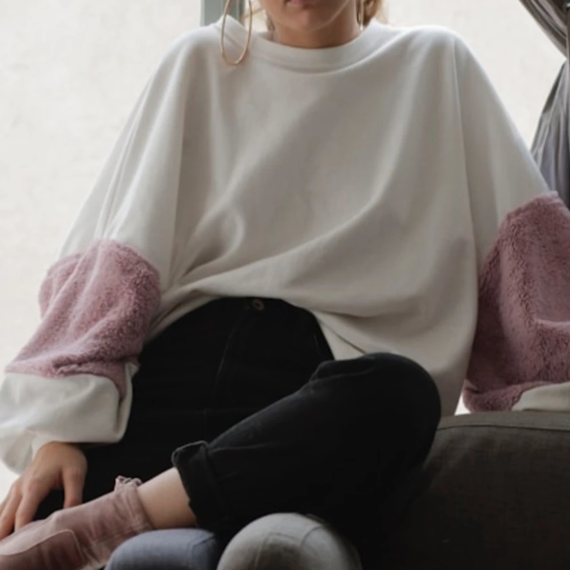 Vit tröja med rosa plyschdetaljer - 93