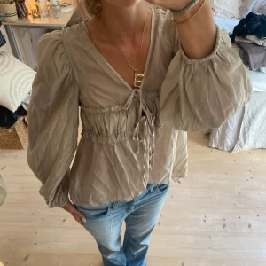 Blus - SUPERSNYGG!! Tryck gärna köp nu 💕💕brun/beige