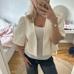 Kortärmad kofta/bolero - Boleroliknande kofta i storlek 48 men ja ör vanligtvis xs/s❤️