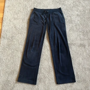 Mörkblåa juicy byzor - Säljer dessa juicy byxorna, sydde dem low waist med maskin för 1 år sen och håller frf perfekt! Använda ca 5 gånger och är i bra skick💞
