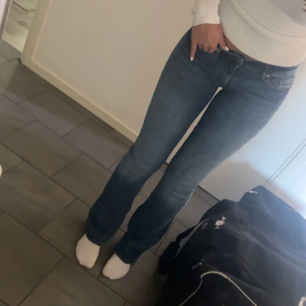 Jättefina jeans som aldrig är använda endast testade, lappen är borttagen, passar mig i längden som är 172cm. Jeans & Byxor.