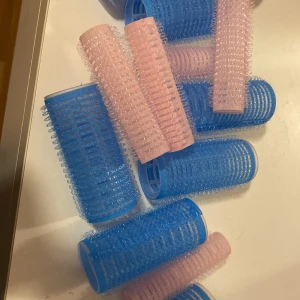 Hair curlers - Har använts bara 1 gång , helt nya!!  Medium och small  Blårosa