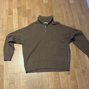 Half zip zara hoodie - Half zip zara hoodie som jag har seriöst har använt 2 gånger. Vill inte ha den för den passar inte mig och jag kan inte lämna till baka den till affären så jag säljer den här i plick. Skriv om du vill ha den. (Pris kan diskuteras)