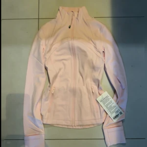Lululemon define jacket strawberry milkshake - Säljer nu min helt nya lululemon träningskofta i färgen strawberry milkshake! Storlek 2 = xs