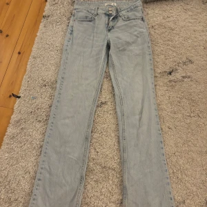 Ljusblå bootcut jeans  - Säljer dessa jätte fina bootcut jeans från pull&bear de är låg midjade o storlek 34. Ett skärp tyg (eller va de heter) har gått av så de är det ändå dåliga med dom💕