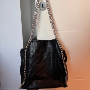 Tiamo väska  - Säljer nu min fina fina väska som varit min favvo i nått år. Den är fortfarande i jättefint skick. Den enda defekten är att dragkedjan rostat lite (bild 5) men de syns knappt. Det får plats dator o annat i den då den är väldigt rymlig 🥰