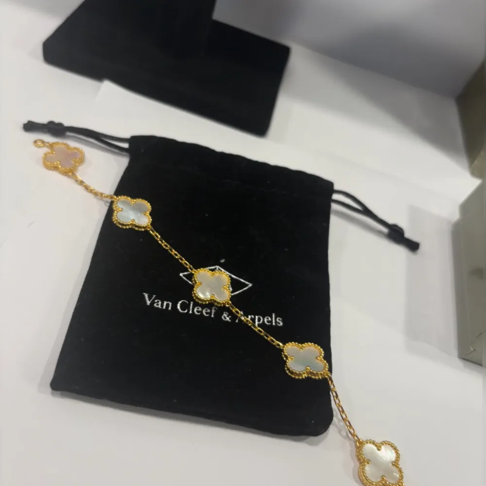 18k guldplatterad đ Leverans tid 1-3 arbetsdagar đ Följ oss gĂ€rna pĂ„ Instagram @vitaparlan.co đ€©. Asusteet.