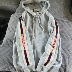 Gucci tröja - Gucci tröja köpt för några säsonger sedan men är fof i grymt bra skick , ända flawn är lappen i nacken!!