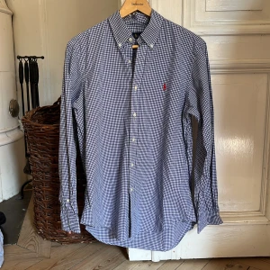 Klassisk herrskjorta - Hej, här har ni en väldigt fin blå och vit skjorta, om ni är intresserade kom dm, om pris eller mer bilder