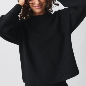 Svart stickad tröja  - Aldrig använd endast testad! Säljer då jag tog av prislappen innan jag testa den! Nypris 399kr !!!