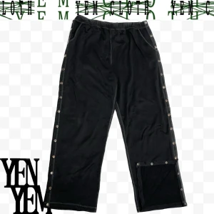 Svarta knapp byxor - Svarta knapp byxor💹 Storlek L men snörning i midjan och passar därmed mindre även. mindre tecken på användning utöver men inget märkvärdigt.