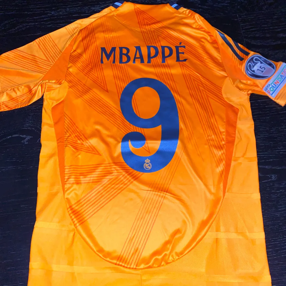 En mycket fin Mbappe Real Madrid T-Shirt! Helt ny och oanvänd! Tröjan har UCL patch på ärmen och är Player Version! Hör av dig vid frågor :). T-shirts.