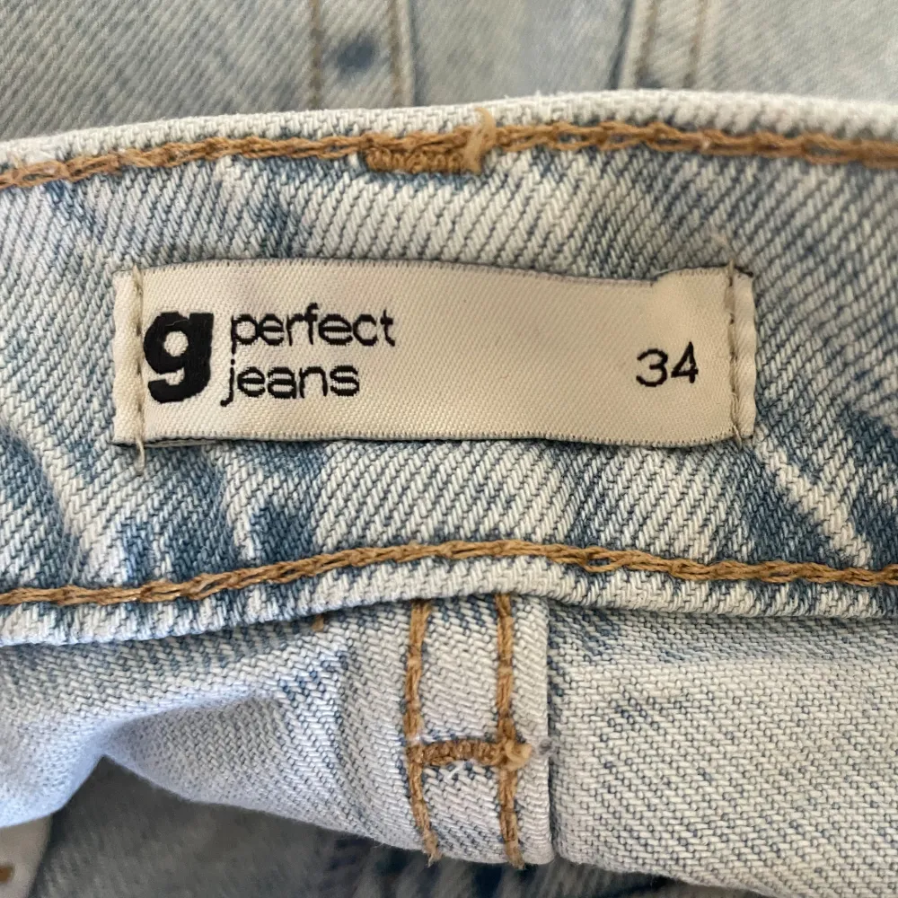 Högmidjade jeans från Gina Tricot i ljus blåa. Storlek 34, använda fåtal gånger och i bra skick! Köpt för 599kr och säljer nu för 350kr (första är lånad bild, fråga om fler bilder) . Farkut & Housut.