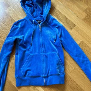 Blå Juicy kofta - Snygg blå juicy kofta, nästan aldrig använd så i nyskick.💕 Klicka gärna på köp nu , Pris kan diskuteras 