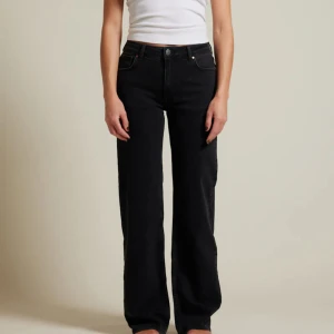 Svarta jeans  - Svarta snygga jeans från Bik Bok i storlek 27/32. Knappt använda och i bra skick! Köpta för 599kr och säljer nu för 300kr