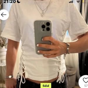 Snug t-shirt - Säljer denna snygga t-shirt med knytningar på sidorna. Så snygg!!!!🥰🥰🥰🥰🥰 