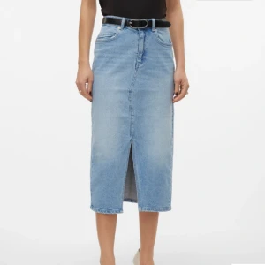 lång jeanskjol - Säljer denna superfina Vero Moda Denim Jeanskjol i storlek M! använd en gång superfin nu till sensommaren/hösten!
