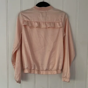 Jättefin ”siden” jacka - Jättefin jacka i sidenliknande material. Passar lika bra som tunn jacka som till en tröja. Storlek 158/164 men passar lika fint till någon som har XS-S! Använd 1-2 gånger, jättefint skick!