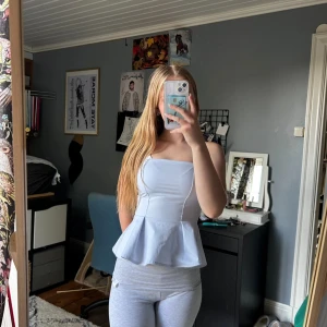 Tube topp - Fin tube topp från HM använd en gång när jag köpte men är för liten. Den har silikon längst upp så att den inte glider ner också, skriv om du har frågor💕