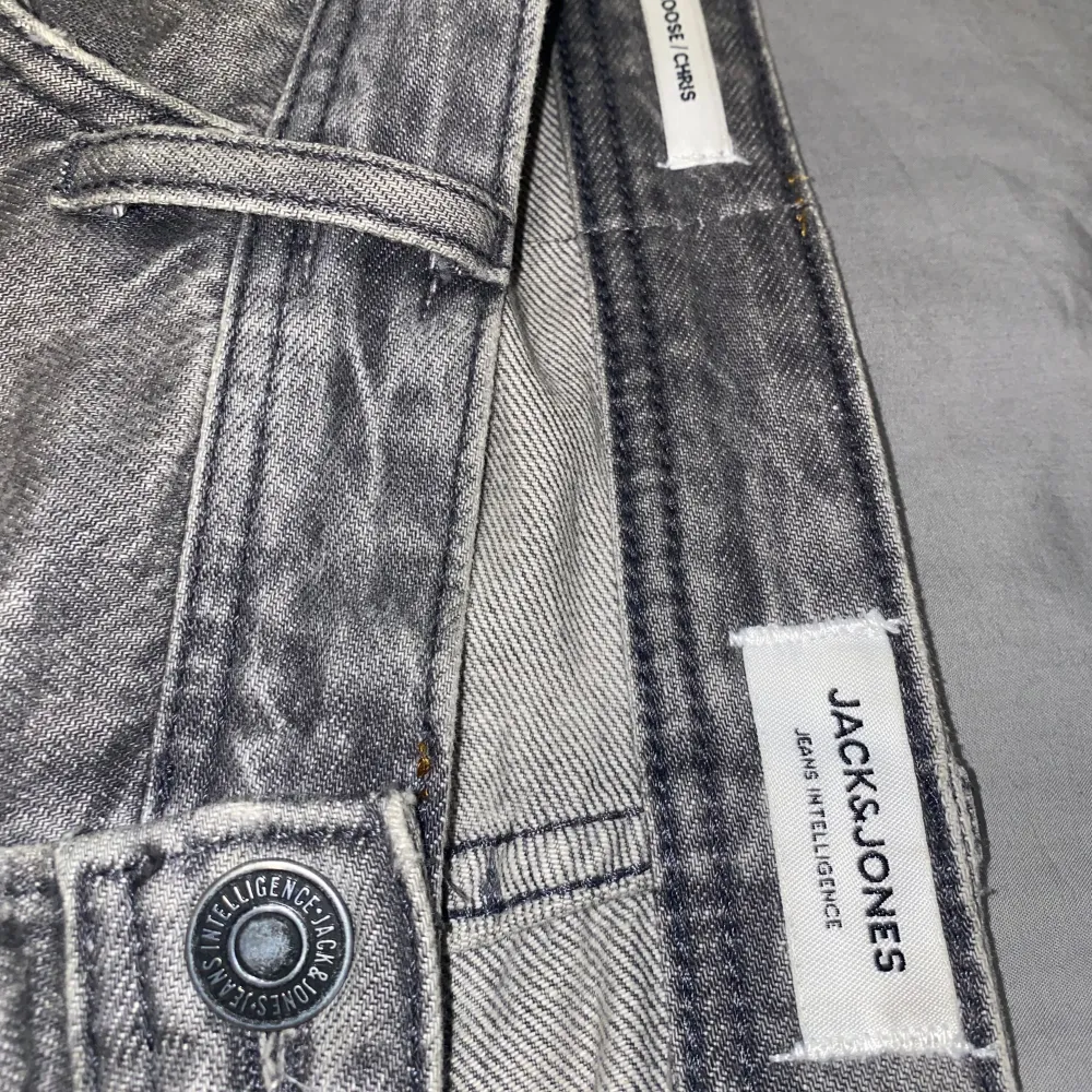 Ett par gråa Jack & Jones jeans i storlek 30/32. Jeansen har en straight leg passform så dom ligger perfekt över skorna. Jeans & Byxor.