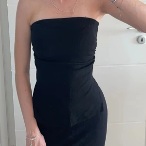 Tubtopp med slits - Tubtopp med slits från bershka som aldrig kommit till användning, alltså helt ny. Vet inte nypris då den inte finns kvar på hemsidan🖤