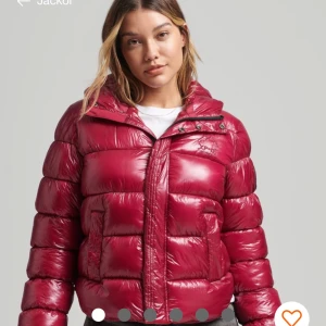 Super fin superdry jacka  - Säljer denna superdry jacka. Är jätte bra skick förutom att den har en defekt därav priset Köpt för 1500