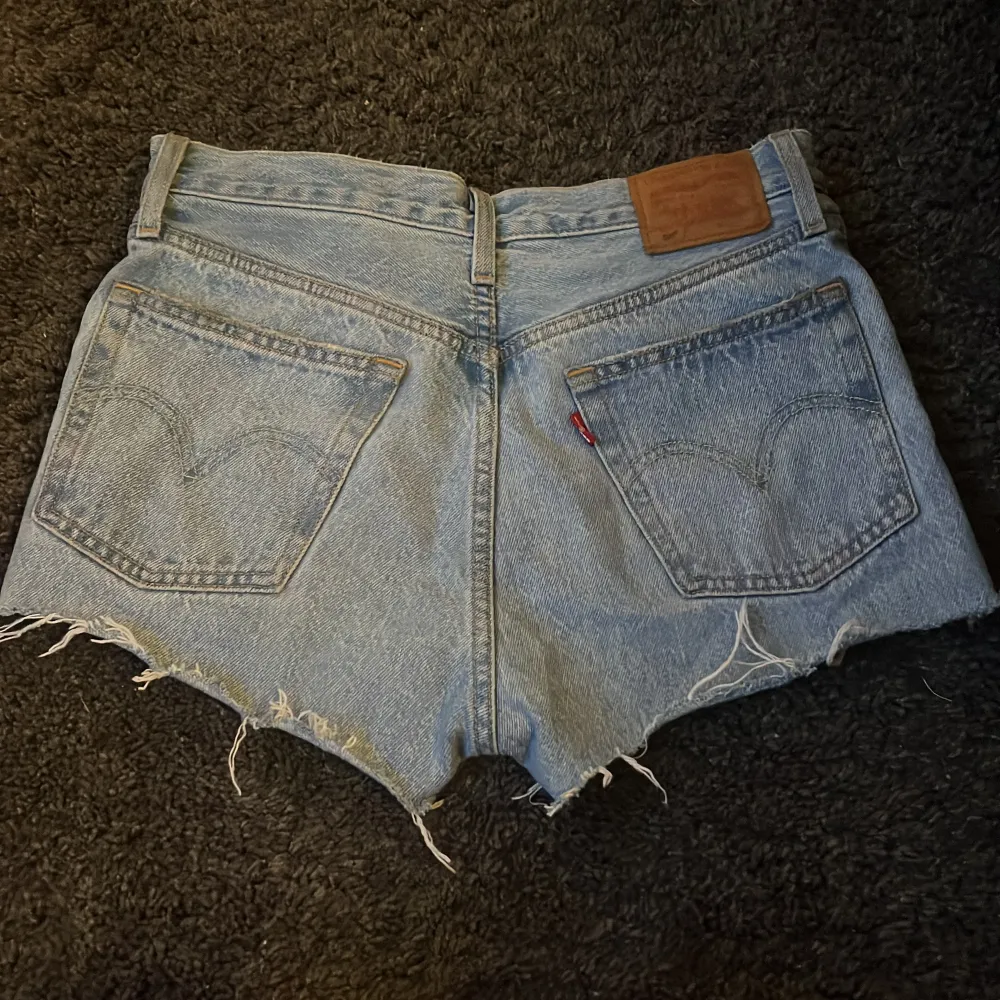 Säljer mina fina Levis shorts då dom inte kommer till någon användning längre! Bra skick och inga skador🎀🩷kan tänka mig att gå ner i pris vid snabb affär!!. Shorts.