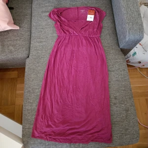 Rosa klänning från Isabel - Säljer en superfin rosa klänning från Isabel i storlek XS. Klänningen har en enkel och elegant design med korta ärmar och en v-ringad hals. Materialet känns mjukt och bekvämt mot huden. köptes för 28 dollar men 280 i svenska pengar aldrig andvänd 🩷 obs betalning sker via swish 