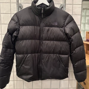 The North Face jacka - Trendig North Face dunjacka till vintern som är varm och snygg Ett pyttelitet hål i armhålan på jackan fast de är så litet satt de påverkar inget (se bild på sista sidan)  Storlek S och är true to size  Skicka 8.5/10 Funkar både till man o kvinna