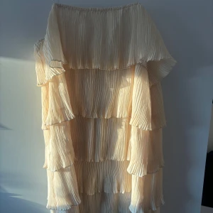 Volangklänning - Säljer denna populära volangklänningen då den inte kommer till användning. Endast testad 