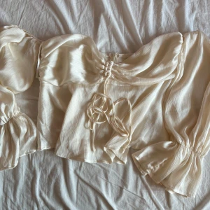Blus med offshoulder  - Säljer denna superfina blus med offshoulderarmar. Aldrig använd då den är lite liten på mig. 